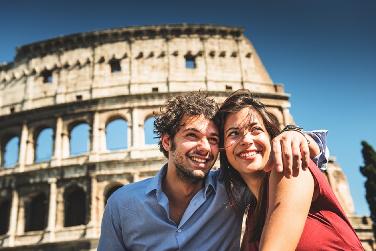 http://Couple%20Of%20Tourist%20In%20Rome%20Enjoy%20The%20Vacation
