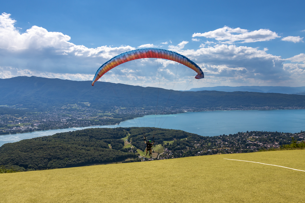 People,paragliding,in,talloires,near,lake,annecy
